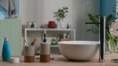 Çağdaş banyo sahnesinde, şık tımar ürünleri sergilenirken, şık lavabo ve zarif diş fırçası tutacağı ve el sabunu seti de dahil olmak üzere hiç kimse çekilmez.