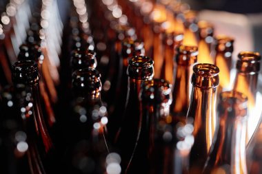 Afrika kökenli Amerikalı genç bir çocuğun işbirliği görevinde yeni sözcük dağarcığı üzerinde çalışırken, İngilizce okulunda konuşma becerilerini geliştirmesinin yan görüntüsü