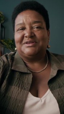 Üst düzey Afrikalı Amerikalı kadın blogcunun sosyal ağ için video kaydının orta ölçekli yakın çekimi