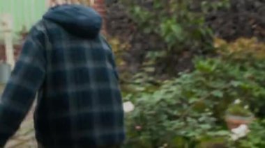 İki aktif çocuğun seraya doğru koşuşunu, asmalarındaki yeşil domatesleri dikkatle inceleyişini, neşe ve merakla, yemyeşil bitkilerin arasında duruşunu.