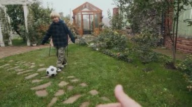 Serayla yemyeşil çimlerde futbol oynayan iki çocuğun pov 'u.