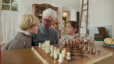 İki neşeli çocuğun sandıklar dolusu satranç tahtasıyla konuşmaları, hem de sevgili büyükbabalarının sıcak kır evinde boş vakitlerinde oturmaları.