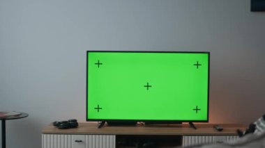 Hiçbir modern oturma odası, yeşil ekranlı televizyonlar ve tahta konsoldaki işaretleyiciler eşliğinde oyun kumandası ve yan taraflarda uzaktan kumanda ile kurulmamış.
