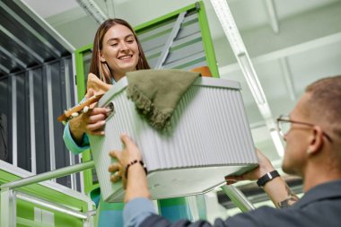 Hollandalıların kişisel eşyalarıyla birlikte taşınırken ya da daireyi boşaltırken gülümseyerek depoya bir şeyler yükleyen sevgiliye kutunun içinden geçerken çektiği görüntü.