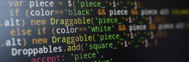 Koyu bilgisayar ekranında JavaScript kodunun yakın plan görüntüsünü gösteren resim. Değişkenler ve operatörler gibi çeşitli renkli sözdizimi ögeleri görünür
