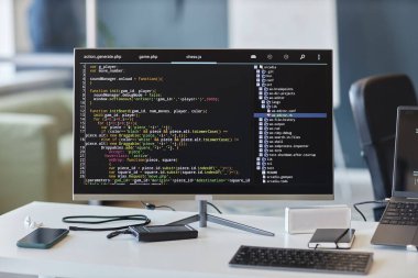 Bilgisayar monitörleri, klavyeler ve yazılım geliştirmek ve programlama arayüzü görüntüleme kodlarını yönetmek için kullanılan diğer cihazlar da dahil olmak üzere birden fazla elektroniğe sahip çalışma alanı