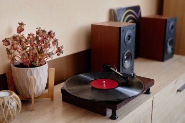 Asgari ev ses ayarı alanı olan ahşap masadaki Retro kayıt oynatıcı