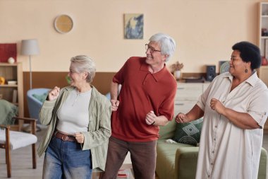 Bir grup neşeli son sınıf öğrencisi birlikte dans ediyor. Huzurevinde sessiz renklerle eğleniyorlar.