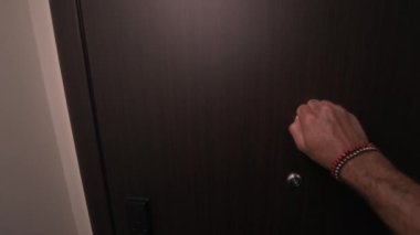 Tanımlanamayan bir adamın kız arkadaşının kapısını çalıp gülümseyerek buluşması, sıcak bir kucaklama ve içeri girmesi için davet etmesi.