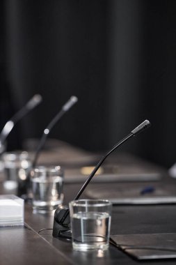 Toplantı masasına yerleştirilmiş dikey çekim mikrofonu yerel yönetimin konferans odasında brifing için hazırlandı, kopyalama alanı