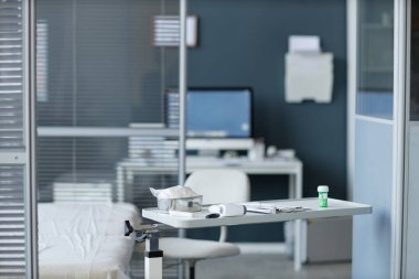 Klinikte yatak ve aletleri olan tıbbi muayene odasının arkaplan görüntüsü, insan yok, kopyalama alanı
