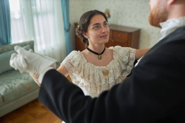 Yüksek açılı portre, gülümseyen genç bayanın romantik bir ziyarette beyefendiyle vals yaparken zevk alması, fotokopi alanı.