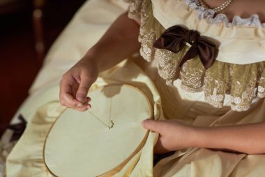 Nakış işleme sürecini ellerin iplik iğnesine odaklanarak kapat ve kumaş üzerinde desenler oluştur, boşluğu kopyala
