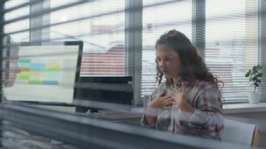 Genç beyaz kadın hasta doktor muayenesinde astım belirtilerinden boğuluyor. Sonra genç Müslüman kadın doktor uyanıyor ve astım spreyi veriyor.