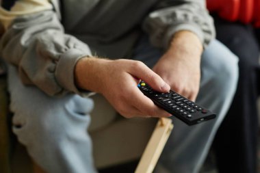 Erkek eli TV kumandası ve spor yayınlarını ararken kanal değiştirme, boşluğu kopyala