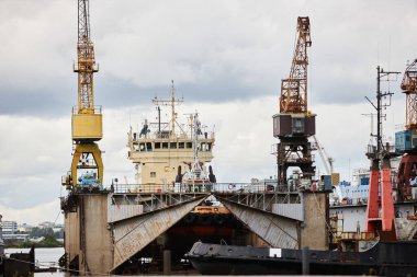 Sanayi gemisinin arkaplan görüntüsü tamir için kuru rıhtıma konur, boşluğu kopyala