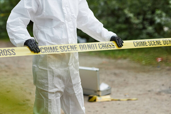 Обрезанный снимок неузнаваемого человека в защитном костюме не пересекайте линию оцепления места преступления, скопируйте пространство