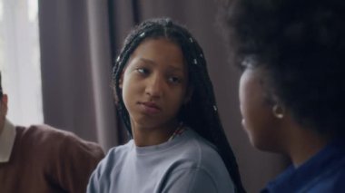 Siyahi genç kızın grup terapisi sırasında genç Afrikalı Amerikalı kadın psikologla konuşurken yakın plan çekimleri.