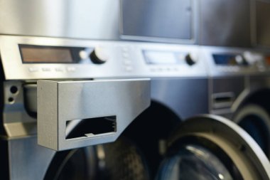 Çamaşır makinesi çekmecesini kapat. Çamaşır deterjanı, çamaşır deterjanı, fotokopi makinesi.