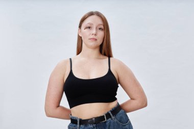 Güzel kavisli bir kadının orta boy portresi. Yüzünde doğum lekesi var. Elleri arkada pozlar veriyor.