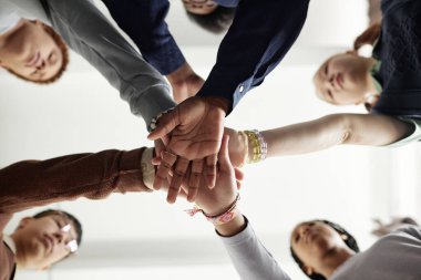 Okulda ya da destek grubu oturumunda el ele tutuşan bir grup çocuğun alt çekimlerinden kopya alanı
