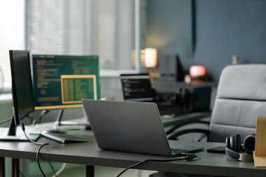 Profesyonel programcıların arka plan görüntüleri çalışma masasının üzerine yerleştirilmiş, ofis ortamında birkaç bilgisayarla donatılmış, boşluğu kopyala