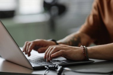 Dizüstü bilgisayarda klavye kodlaması yazan erkek programcının kırpılmış görüntüsü, boşluğu kopyala