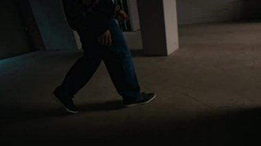 Beyaz erkek, sokak kıyafetleri içinde beyaz arkadaşlarının boş dans salonunda birbirlerine yumruk tokuşturup birbirlerini mutlu ederlerken el kamerasıyla çekilen fotoğrafı.