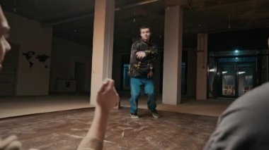 Kafkas jenerasyonu Z-Boy 'un sokak kıyafetleri içinde enerji ve ifade dolu nefes kesici akrobatik break dans hareketleri yaparken arkadaşlarının gözü önünde ve onu desteklerken.