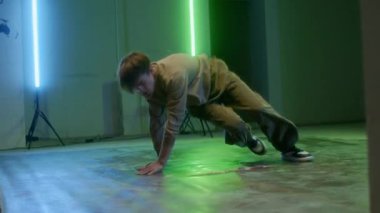 Kafkas geninden esinlenilmiş genç bir çocuk büyük bir beceri ve tutkuyla rock hareketleri sergiliyor, neon ışıklarının altında iç mekanları yıkıyor.