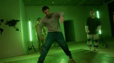 Yetenekli Kafkas jenerasyonu Z-B-boy 'un, akranlarının önünde doğaçlama hareketler yaparken, havalı hip hop titreşimlerinin keyfini çıkarırken, içeride pratik yaparken çekilmiş el kamerası görüntüleri.