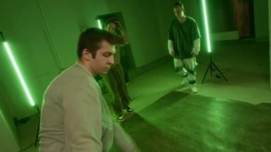 Canlı yeşil ışıkla dans odasına girip, arkadaşlarımızın önünde break dans dövüşü sırasında doğaçlama yapan yetenekli Kafkas geneli Z B-boy 'un el kamerası görüntüsü.
