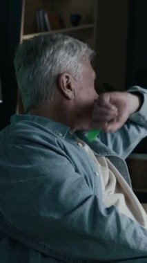 Olgun, beyaz bir adamın umutsuzca duvara dart attığı, sonra da uzaya bakan bir şişe ayı içtiği, akşamı evde yalnız geçirdiği dikey bir kare.