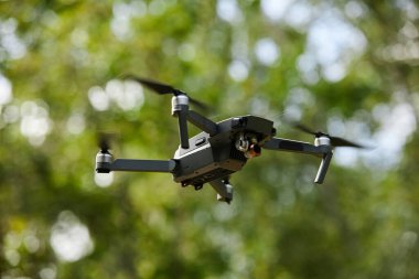 Yeşile karşı uçan büyük yüksek teknolojili İHA 'nın kamera kaydedilen fotokopi alanı ile arkaplan görüntüsünü kapat