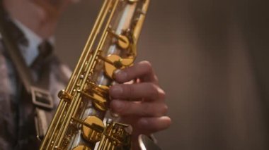 Tanınmayan erkek saksafoncunun nefis enstrümanında solo performans göstererek caz havasını yaratan elleri.