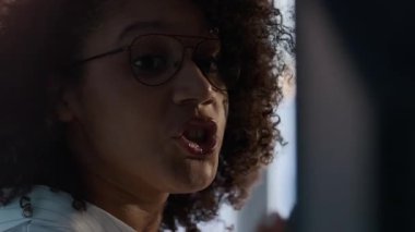 İş görüşmesi sırasında yeni projeden bahseden gözlüklü genç siyahi kadın uzmanın yakın çekimi.