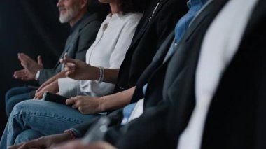 Dört neşeli iş adamından oluşan bir grup dersten sonra el çırpıyor.