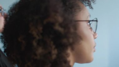 Arka planda etnik çeşitliliğe sahip erkek ve kadınların sandalyelerde oturup iş konferanslarına katıldığı