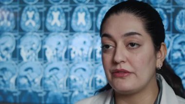 Modern kadın doktorların röntgen görüntüleriyle ekranda dikilip tıptaki yeni teknolojiler hakkında konuştukları yakın plan.