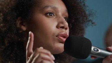 İş konferansı sırasında sunum hakkında soru soran genç Afrikalı Amerikalı kadının yakın çekimi