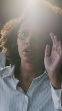 Genç Afrikalı Amerikalı kadın iş konferansı sırasında meslektaşına soru soruyor.