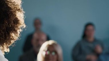 Genç Siyahi kadın işletme koçunun konferans sırasında yeni stratejiler ve eğilimler hakkında konuşması