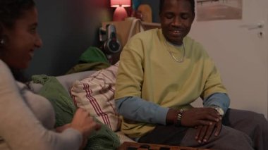 Üç farklı arkadaştan oluşan bir grup yurtta vakit geçirirken bira içerek eğleniyor.