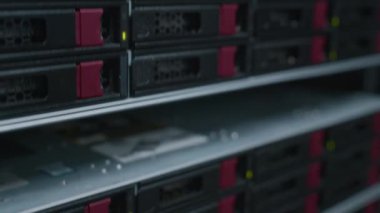 Sunucu odasında hiç kimse raf sunucu dolabının görüntüsünü yukarı eğmez.