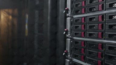 Modern veri merkezinde ana bilgisayarı olan hiç kimse raflık sunucu kabinesini yakından çekmez.