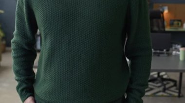 Rahat modern bir ofiste rahat bir şekilde duran ve hafif bir gülümsemeyle kameraya bakan beyaz erkek yöneticinin portresini kaldır.