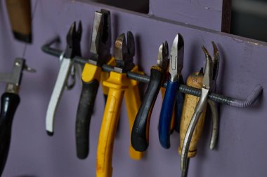 Fabrikadaki işi kontrol etmek için dijital tablet kullanan iş kaskı mühendisi.