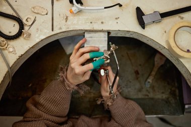 Fabrikadaki işi kontrol etmek için dijital tablet kullanan iş kaskı mühendisi.