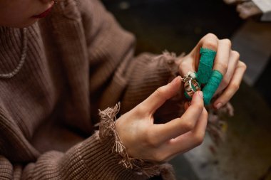 Fabrikadaki işi kontrol etmek için dijital tablet kullanan iş kaskı mühendisi.