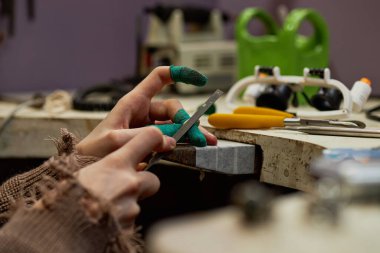 Fabrikadaki işi kontrol etmek için dijital tablet kullanan iş kaskı mühendisi.